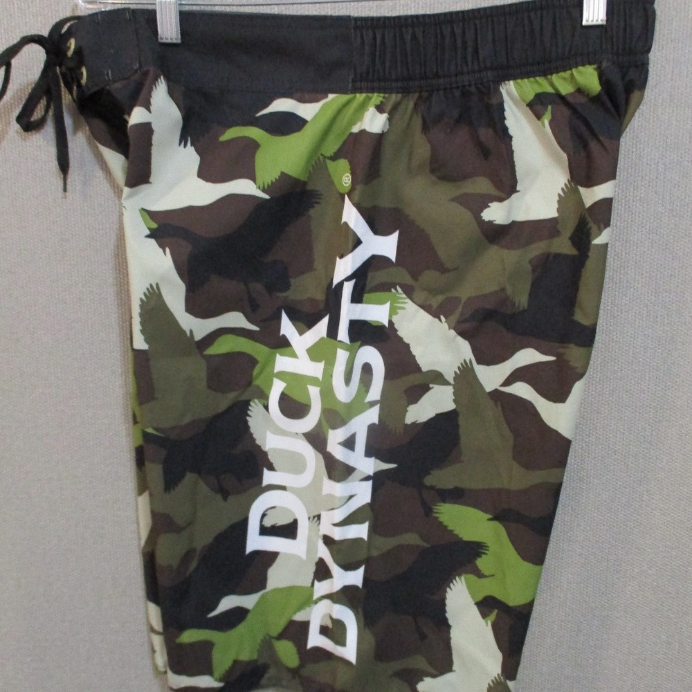 Official A&E Duck Dynasty Camo Board Shorts XL
